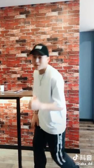 抖音大笑江湖舞蹈视频教程-抖音大笑江湖舞蹈视频教程免费版下载v21.0.0