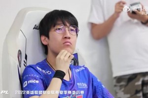 LNG赛间精彩瞬间：祝贺Tarzan在第二局中获得MVP殊荣
