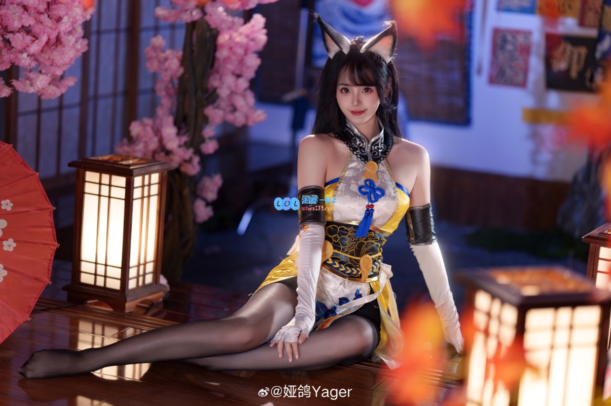 猫耳搭配黑丝！性感妩媚的胡桃COS女主持，完美展现魅力与风格