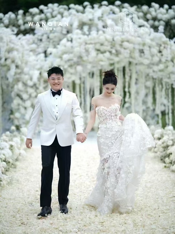 真好兄弟！Uzi和aomimi补办婚礼Ming当伴郎亲吻乌兹侧脸