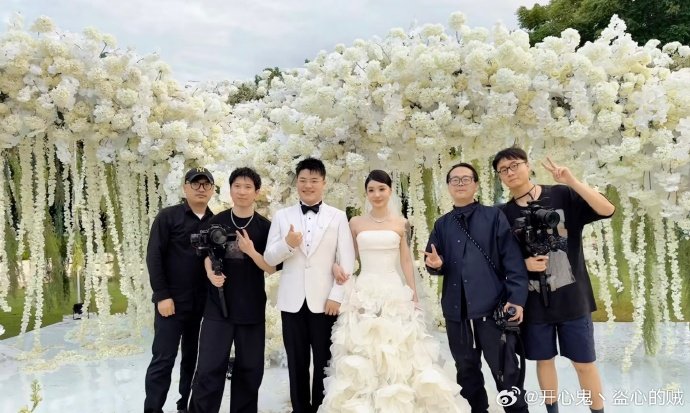 真好兄弟！Uzi和aomimi补办婚礼Ming当伴郎亲吻乌兹侧脸