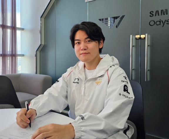 为姑妈招魂！T1超话怒斥首局落败：4BANAD打成这样！小AD只会捡人头