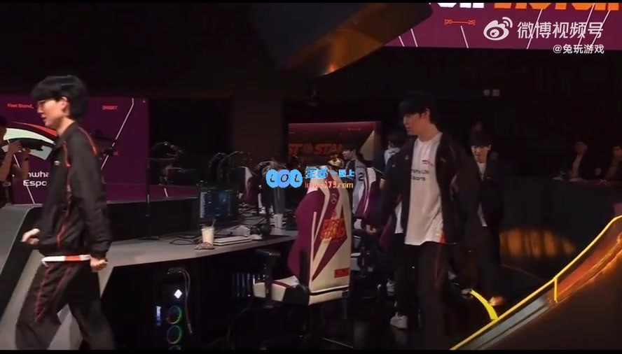 韩网热议CFODriver赛后深鞠躬：偶像见面让zeus和viper都受到了震撼